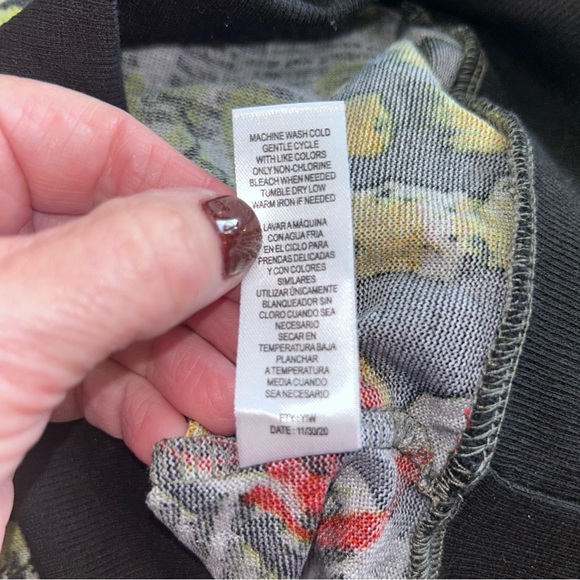 Womens pullover top graffiti print size small NWT - Picture 8 of 8